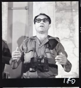 אלוף פיקוד דרום שמואל גונן (גורודיש), במסיבת עיתונאים בתום מלחמת יום הכיפורים, רפידים (ביר גפגפה), חצי האי סיני 